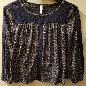 Printed shirt with  lace detail